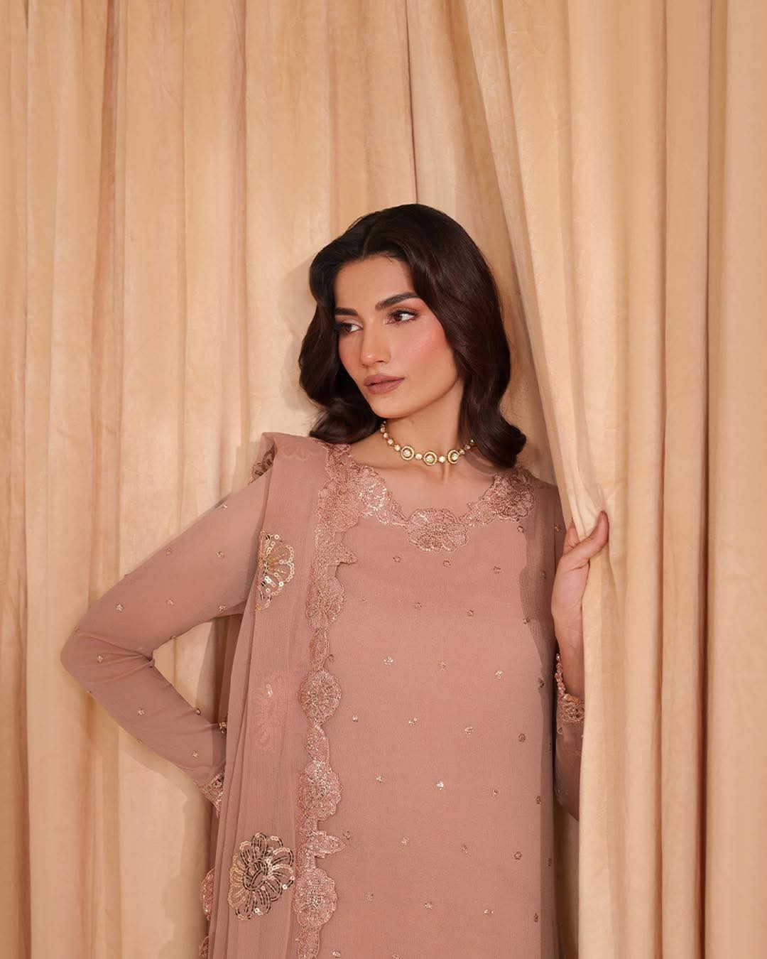 IZNIK
CHIFFON EMBROIDERED FRONT ALONG WITH EMBROIDERED